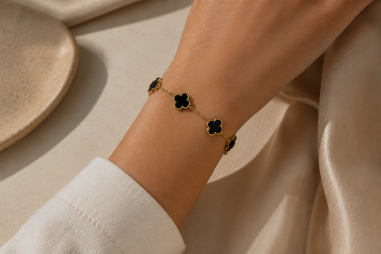 Pulseira Dourada com Trevos Negros